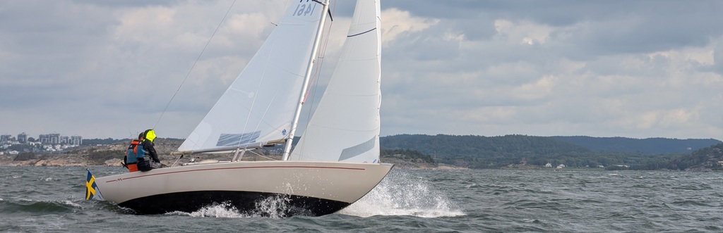 SWE 1461 möter vågorna på Hakefjorden